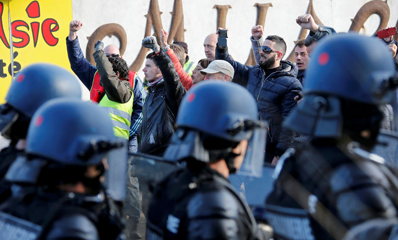 © Reuters. French gendarmes take position after striking workers blockaded roads near the oil refinery at Fos-sur-Mer