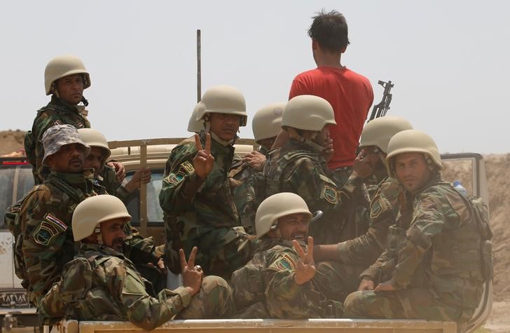 © Reuters. القوات العراقية تقصف الفلوجة لليوم الثاني والأمم المتحدة قلقة على المدنيين
