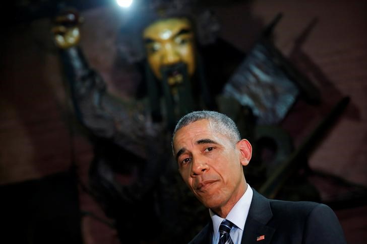 © Reuters. أوباما يحث فيتنام على مراعاة حقوق الإنسان بعد منع ناشطين من لقائه