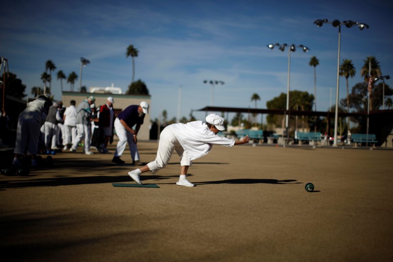 © Reuters. A senior citizen lawn bowls in Sun City, Arizona