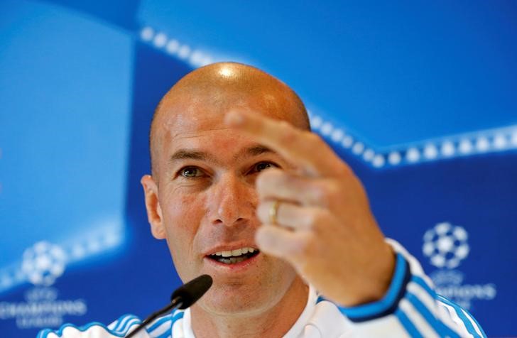 © Reuters. Zidane alaba a Simeone antes de la final de la Liga de Campeones