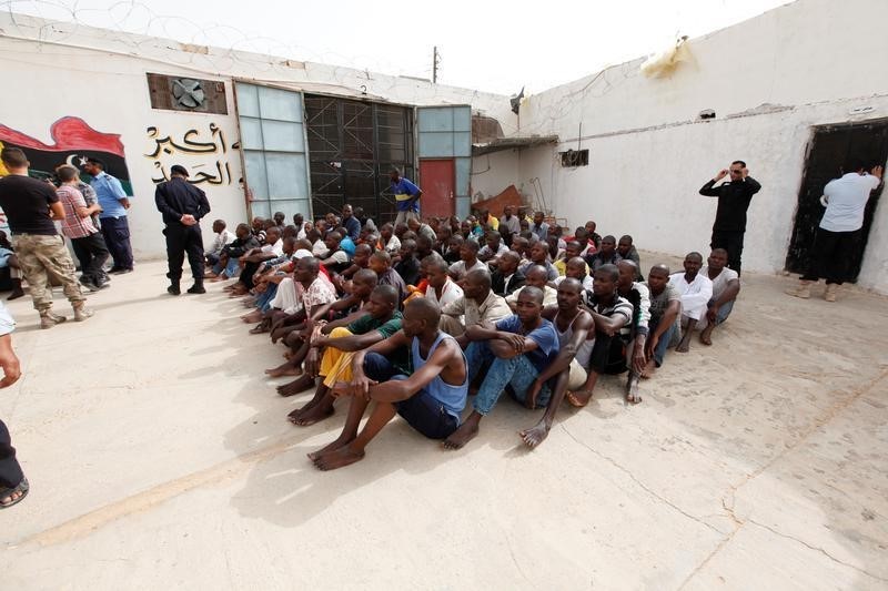 © Reuters. Illegal migrants sit at the Abu Saleem detention center in Tripoli