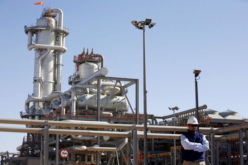 © Reuters. La Unión Europea y sus energéticas cortejan al gas argelino