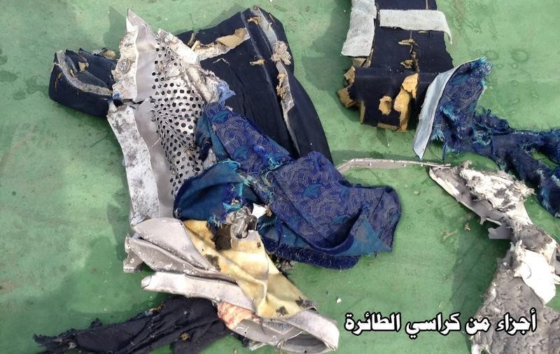 © Reuters. محققون يهونون من شأن فرضية وقوع انفجار في الطائرة المصرية