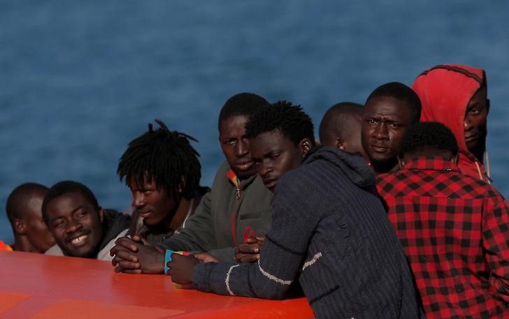 © Reuters. Imigrantes em barco de resgate na chegada a Málaga, no sul da Espanha