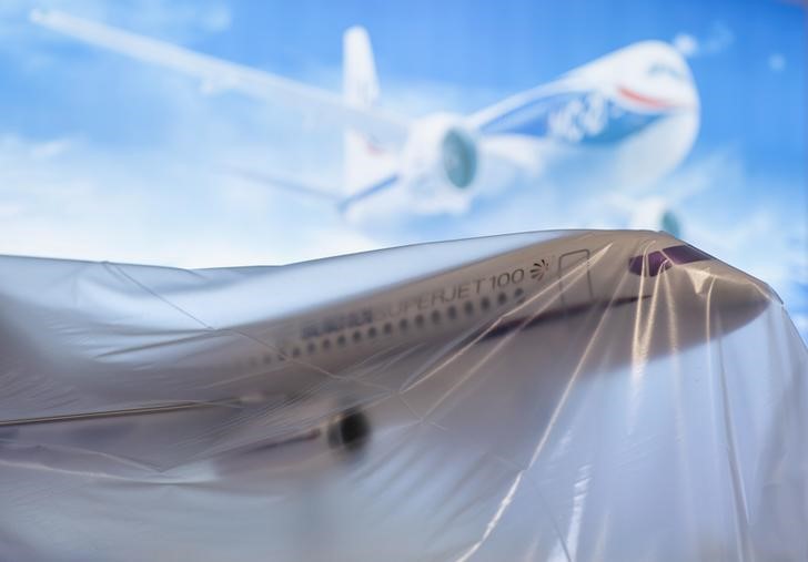 © Reuters. A Russian Sukhoi Superjet SSJ-100 model aircraft sits under plastic sheeting at the 2014 Farnborough Airshow in Farnborough, southern England