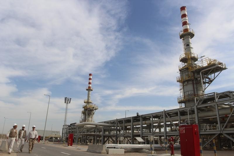 © Reuters. العراق متمسك بخطة زيادة إنتاج النفط رغم خفض الإنفاق