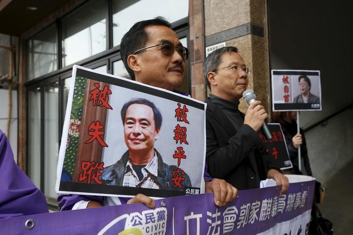 © Reuters. Members from the pro-democracy Civic Party carry a portrait of Lee Bo and Gui Minhai before they protest outside Chinese Liaison Office in Hong Kong