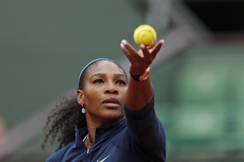 © Reuters. سيرينا تتأهل بسهولة للدور الثاني في فرنسا المفتوحة