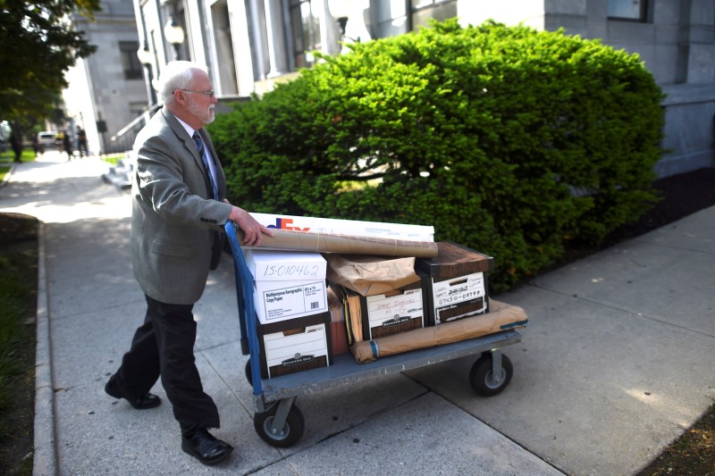 © Reuters. Evidence is wheeled in on a cart before actor and comedian Bill Cosby arrives for a pre-trial hearing on sexual assault charges in Norristown, Pennsylvania