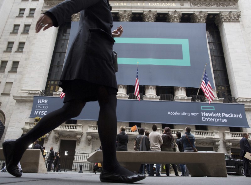 © Reuters. Signs for Hewlett Packard Enterprise Co. cover the facade of the New York Stock Exchange