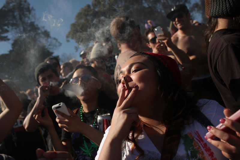 © Reuters. People smoke marijuana joints at 4:20 p.m. as thousands of marijuana advocates gather in Golden Gate Park in San Francisco, California