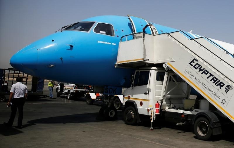© Reuters. صحيفة: طائرة مصر للطيران المنكوبة لم تبلغ عن أي مشاكل فنية قبل الإقلاع