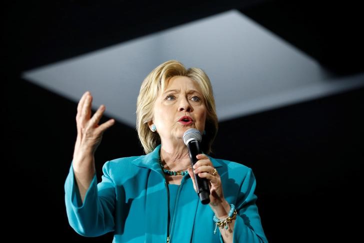 © Reuters. Hillary Clinton fala em Commerce, na Califórnia 