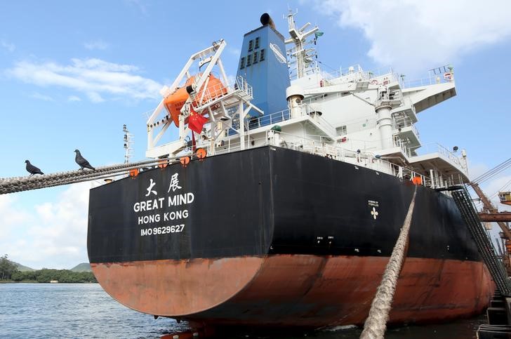 © Reuters. Navio chinês é fotografado no Porto de Santos enquanto é carregado com soja