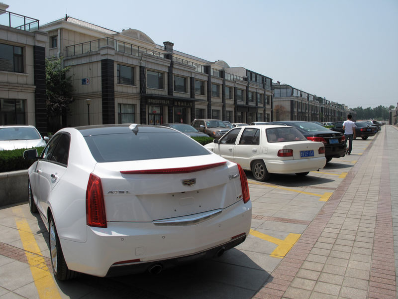 © Reuters. Automobiles are parked near villas in Zibo