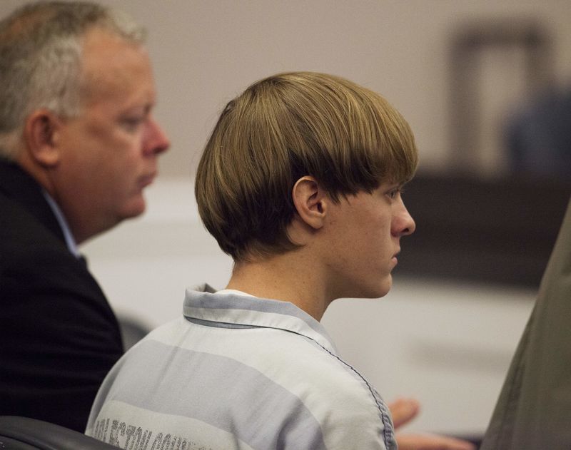 © Reuters. File photo of Dylann Roof, charged with murdering nine worshippers at a historic black church in Charleston last month, listens to the proceedings with assistant defense attorney William Maguire during a hearing at the Judicial Center in Charleston