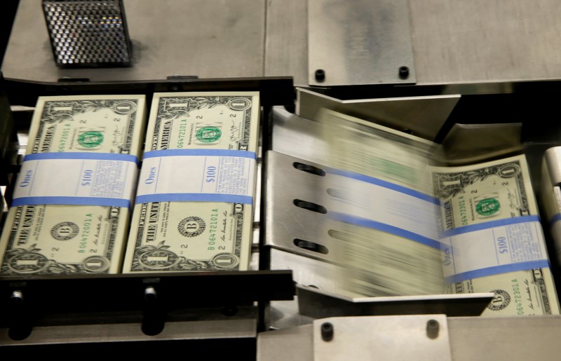 © Reuters. United States one dollar bills are put in packaging bands during production at the Bureau of Engraving and Printing in Washington