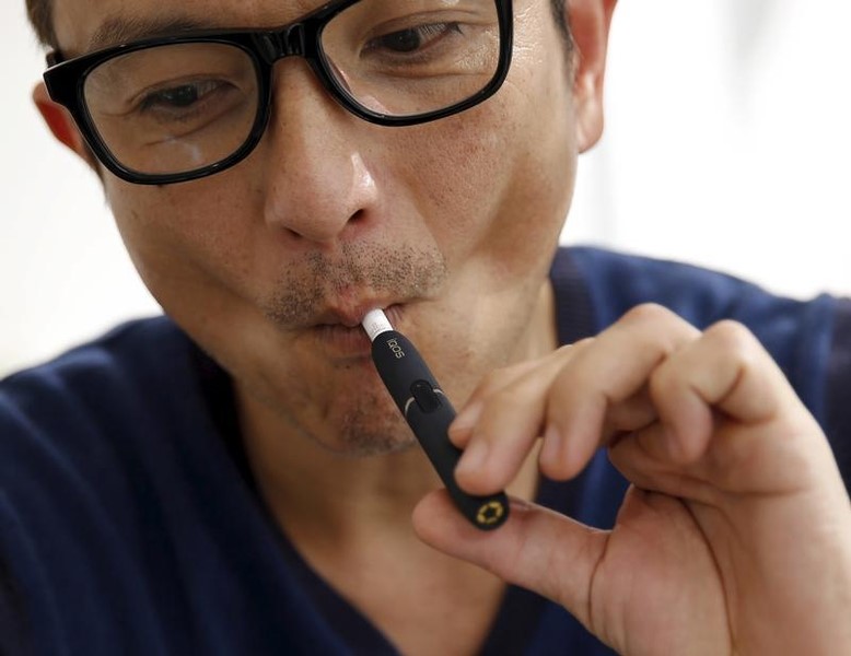 © Reuters. دراسة أوروبية- استخدام السيجارة الإلكترونية يتزايد بحدة في بريطانيا وفرنسا