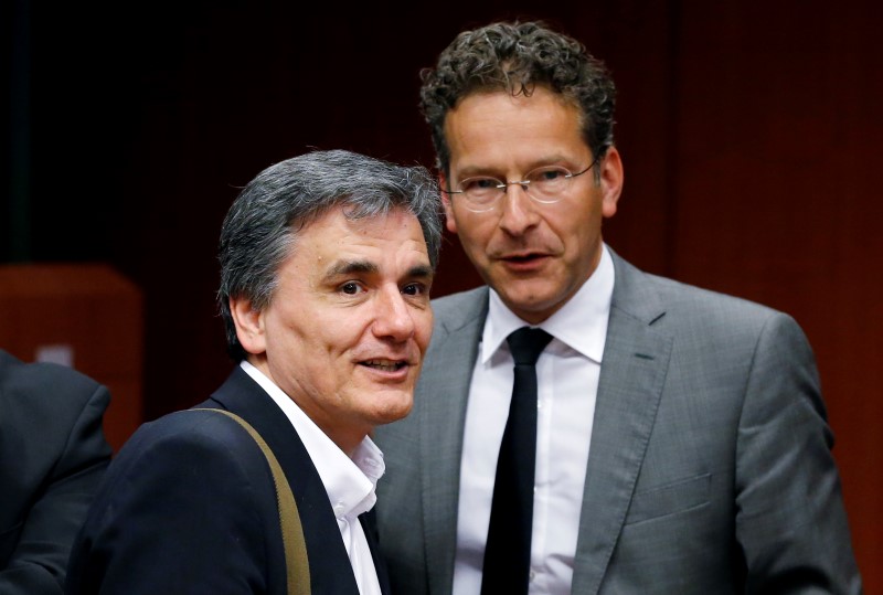 © Reuters. Imagen de archivo del ministro de Finanzas de Grecia, Euclid Tsakalotos, y el presidente del Eurogrupo, Jeroen Dijsselbloem, durante una reunión extraordinaria de ministros de Finanzas de la zona euro en Bruselas