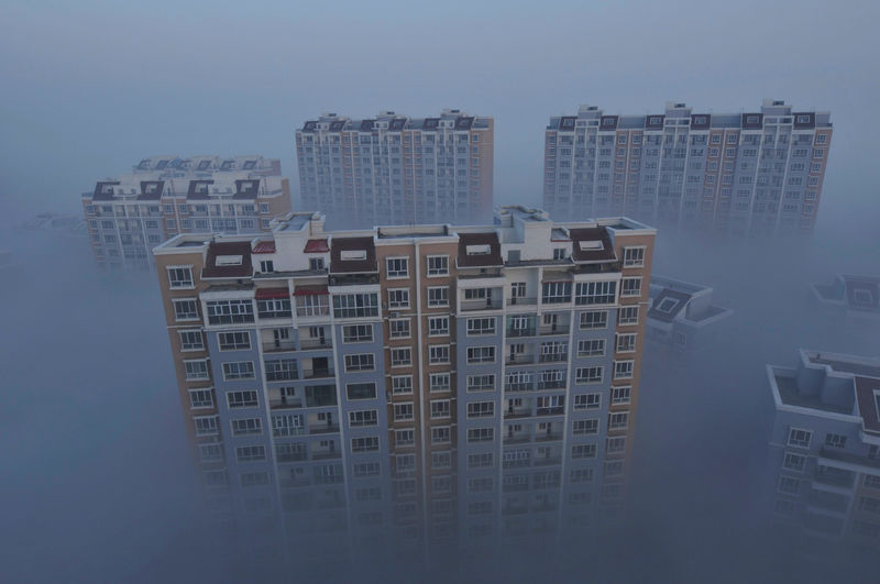 © Reuters. A residential compound is seen during a smoggy day in Wujiaqu