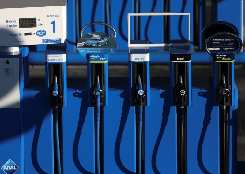 © Reuters. Petrol pump nozzles are pictured at a petrol station in Dortmund