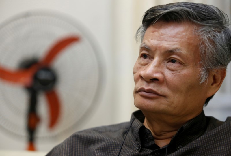 © Reuters. Nguyen Quang A watches TV at his home in Hanoi, Vietnam