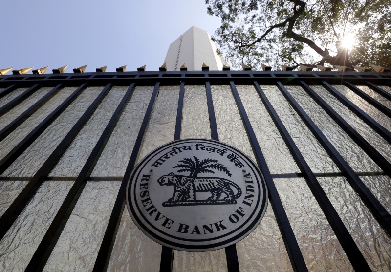 © Reuters. The Reserve Bank of India (RBI) seal is pictured on a gate outside the RBI headquarters in Mumbai