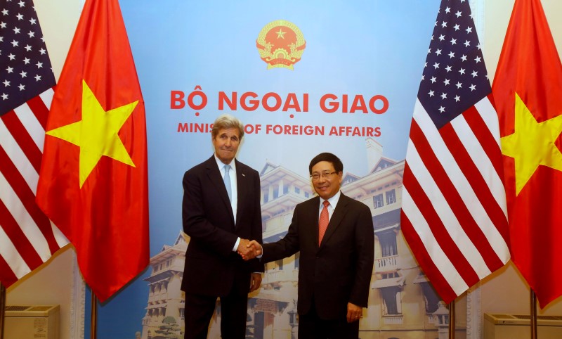 © Reuters. U.S. Secretary of State Kerry and Vietnam's Deputy Prime Minister and Foreign Minister Pham Binh Minh pose for a photo before a signing ceremony at the Government Guesthouse in Hanoi