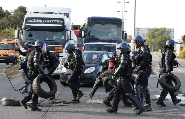 © Reuters. La policía francesa desbloquea un depósito antes de huelga en central nuclear