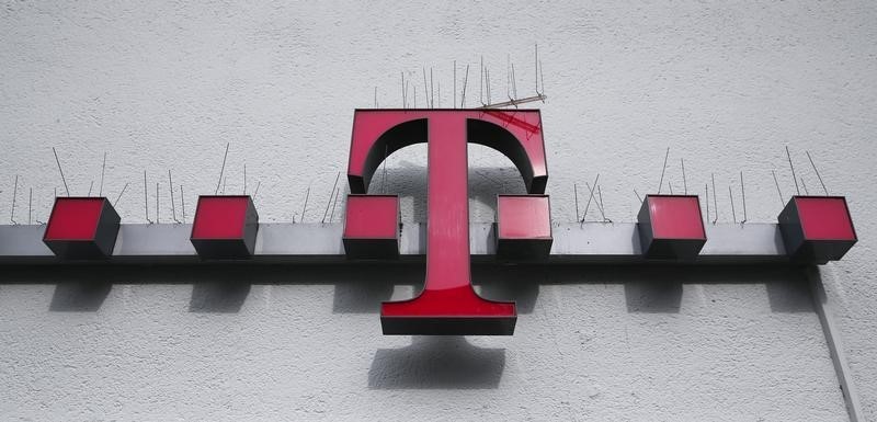 © Reuters. Spikes against doves are placed on the logo of German telecommunications giant Deutsche Telekom AG at a Telekom mobile phones store in the city centre of the western German city of Koblenz