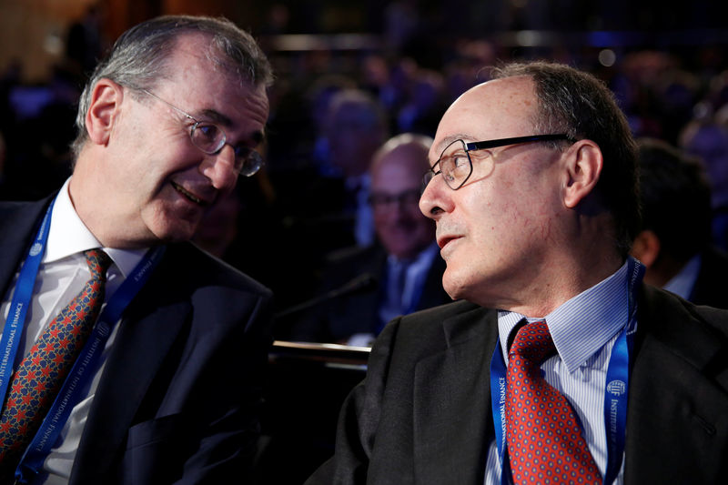 © Reuters. French Central bank Governor Villeroy de Galhau talks to Spain's Central Bank Governor Linde during the 2016 Institute of International Finance (IIF) Spring Membership meeting in Madrid