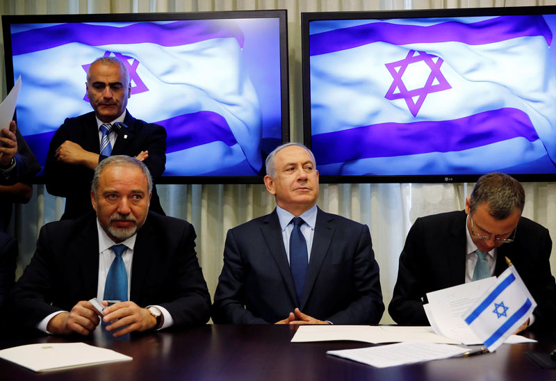 © Reuters. Avigdor Lieberman, head of far-right Yisrael Beitenu party, sits next to Israeli Prime Minister Benjamin Netanyahu as they sign a coalition deal to broaden the government's parliamentary majority, at the Knesset, the Israeli parliament in Jerusalem