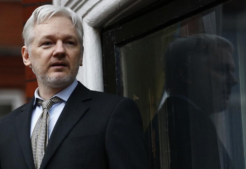 © Reuters. WikiLeaks founder Julian Assange makes a speech from the balcony of the Ecuadorian Embassy, in central London