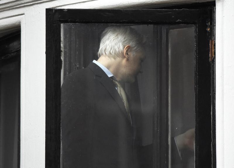 © Reuters. WikiLeaks founder Julian Assange returns into the Ecuadorian Embassy after making a speech from their balcony in central London