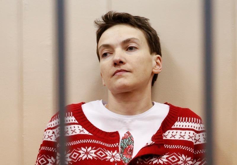 © Reuters. تقارير: موسكو تسلم السجينة ناديا سافتشينكو لأوكرانيا