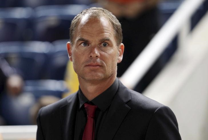 © Reuters. Ajax Amsterdam's coach Frank de Boer attends his team?s Champions League soccer match against APOEL Nicosia in Nicosia