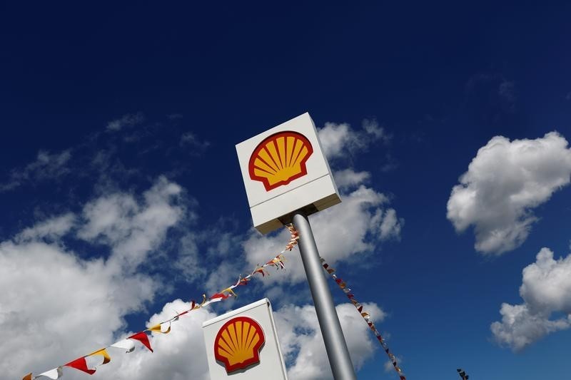 © Reuters. Logos of Shell is pictured at a gas station in the western Canakkale province