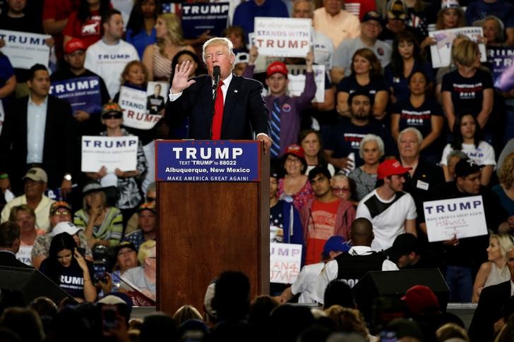 © Reuters. Republican U.S. presidential candidate Donald Trump holds a rally with supporters in Albuquerque
