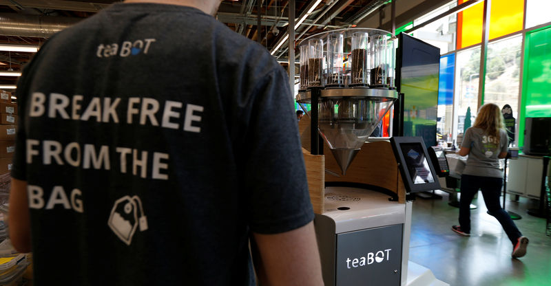 © Reuters. A teaBot machine is pictured inside a 365 by Whole Foods Market grocery store ahead of its opening day in Los Angeles