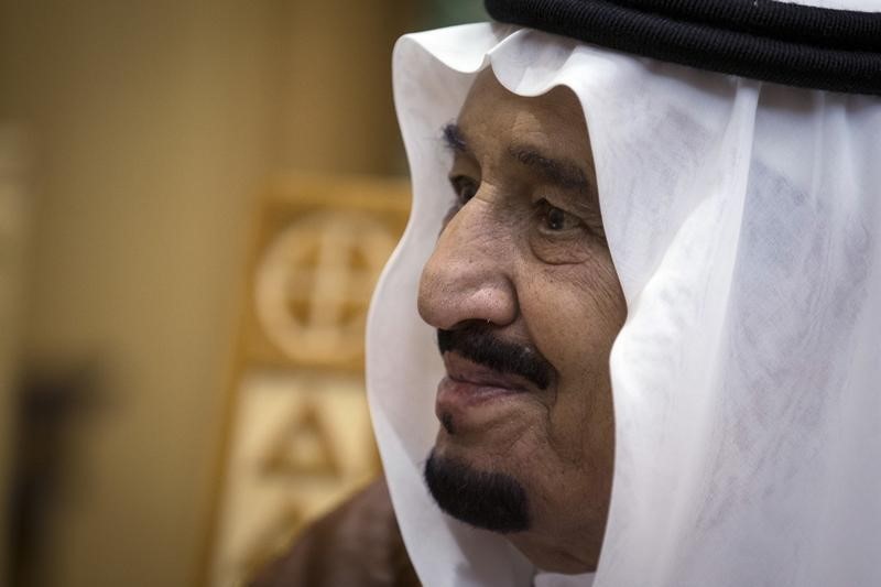 © Reuters. حكام السعودية يتأقلمون مع عصر التواصل الاجتماعي