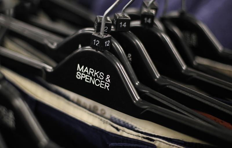 © Reuters. Одежда на вешалках в магазине Marks & Spencer в Лондоне