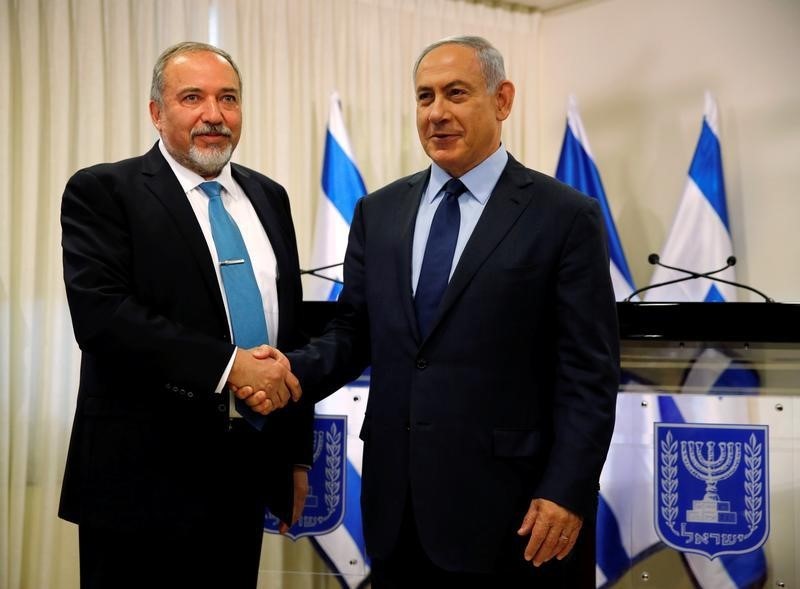 © Reuters. Primeiro-ministro de Israel, Benjamin Netanyahu (direita), e novo ministro da Defesa, Avigdor Lieberman, durante encontro em Jerusalém