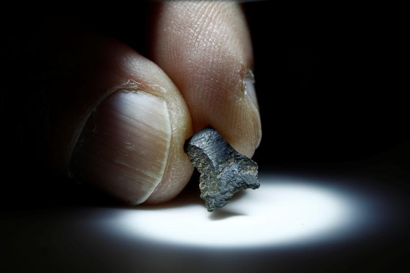 © Reuters. قطعة يعتقد أنها من فأس تلقي الضوء على العصر الحجري في أستراليا