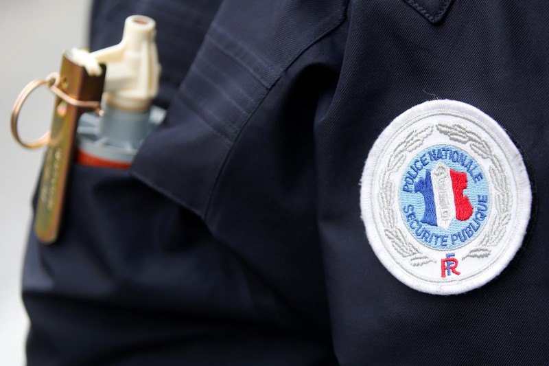 © Reuters. BERNARD CAZENEUVE PROMET UNE PRÉSENCE POLICIÈRE MASSIVE POUR L'EURO