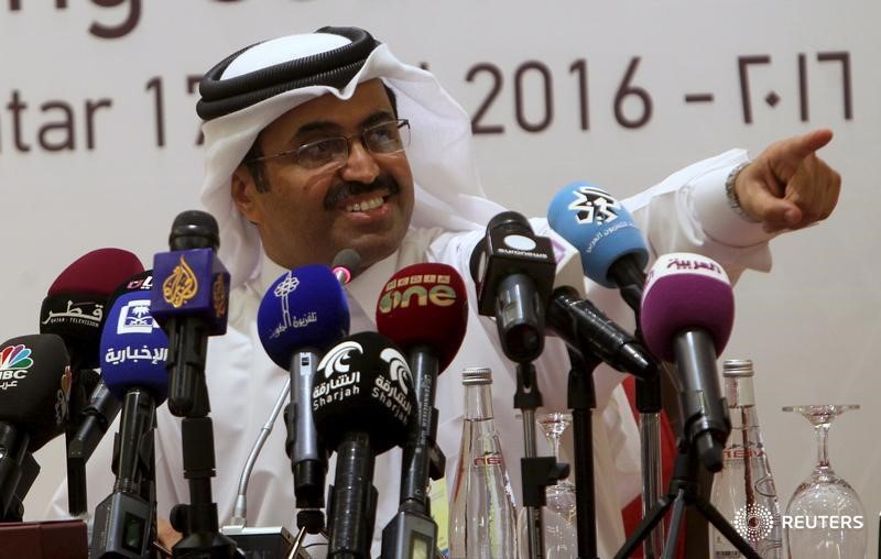 © Reuters. Министр энергетики и промышленности Катара Мухаммад Ас-Сада на пресс-конференции в Дохе