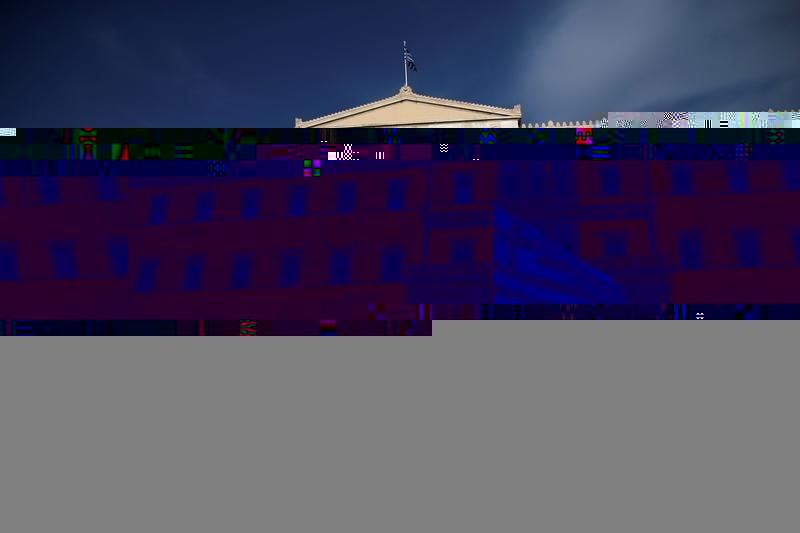 © Reuters. A protester waves a Greek flag during a demonstration outside the parliament building in central Athens