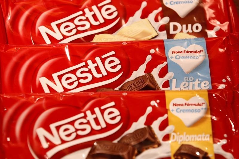 © Reuters. Chocolate packets are displayed in the showroom at the headquarters of Nestle in Vevey