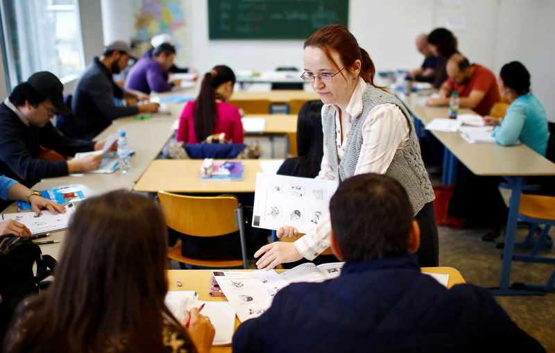 © Reuters. Migrants attend a lesson at the "institute for intercultural communication" in Berlin