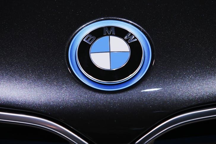 © Reuters. The BMW logo is seen during the 2016 New York International Auto Show in Manhattan, New York